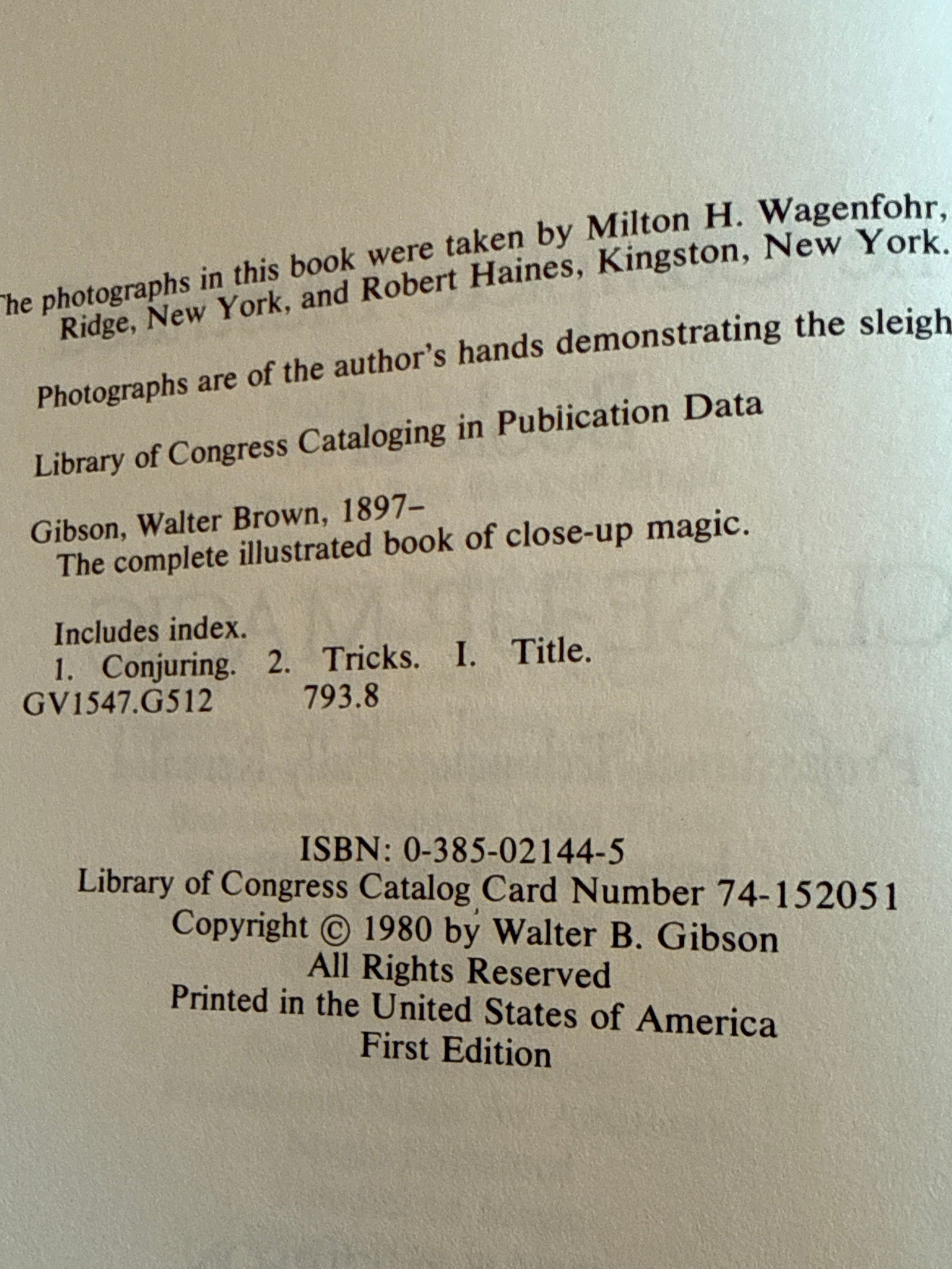 The Complete Illustrated Book of Close-up Magic by Walter Gibson 1980 1st edition ESTATE