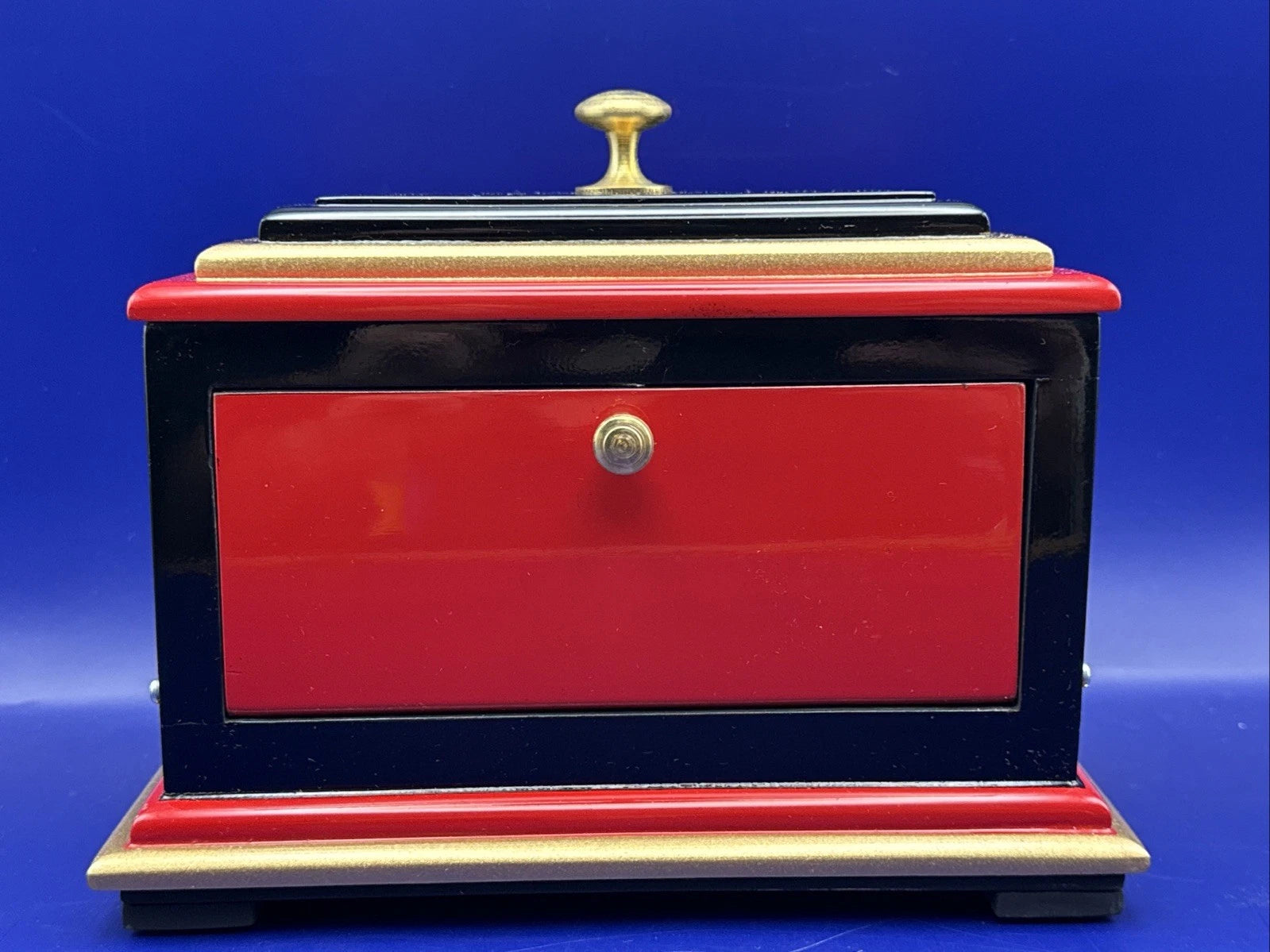 Deluxe Silk Cabby (Red) by Viking Magic Mfg.