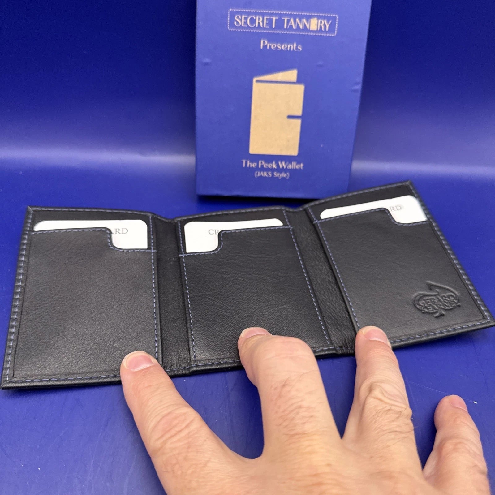 The Peek Wallet (Jaks Style) (Gimmick and Online Instructions) by Secret Tannery ESTATE