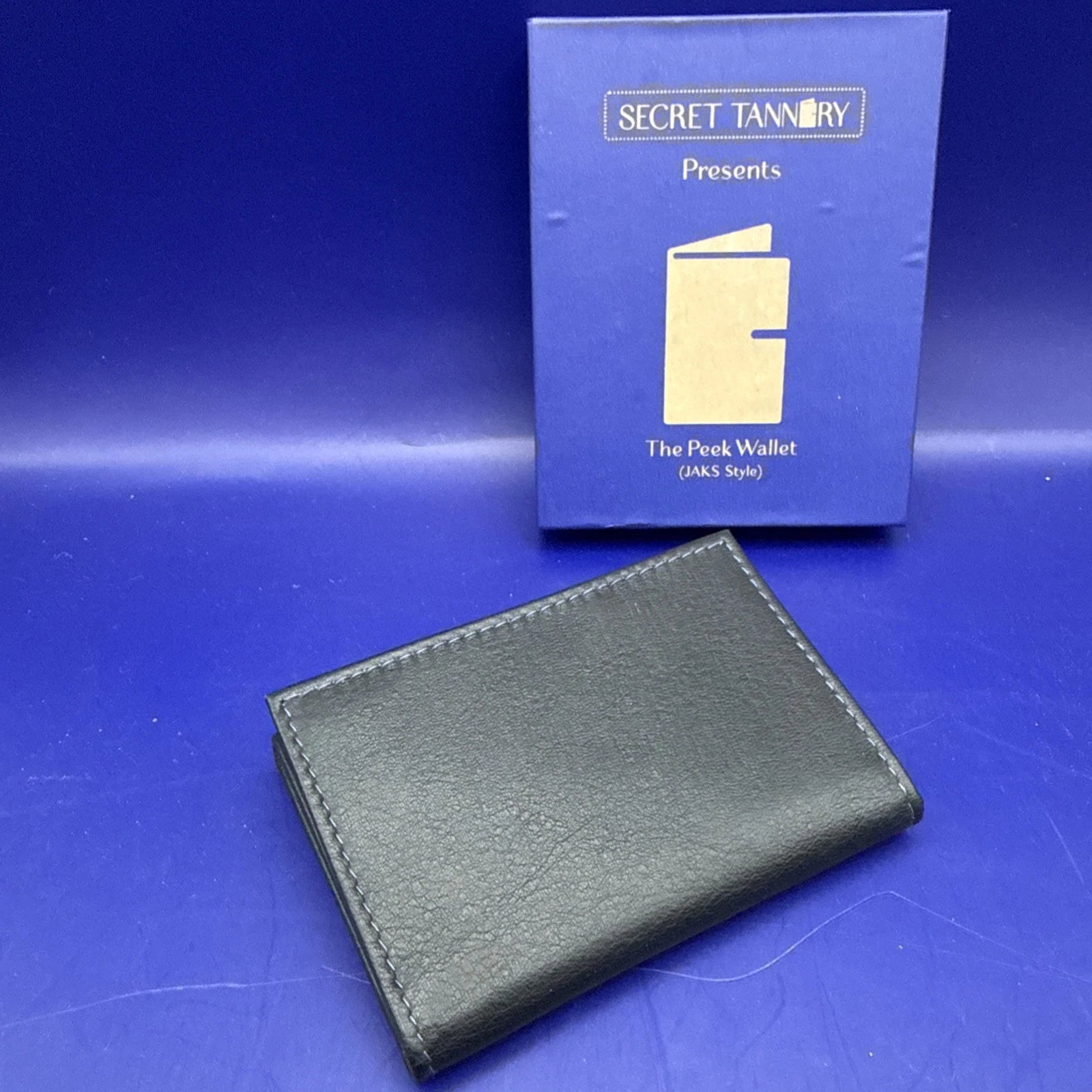 The Peek Wallet (Jaks Style) (Gimmick and Online Instructions) by Secret Tannery ESTATE