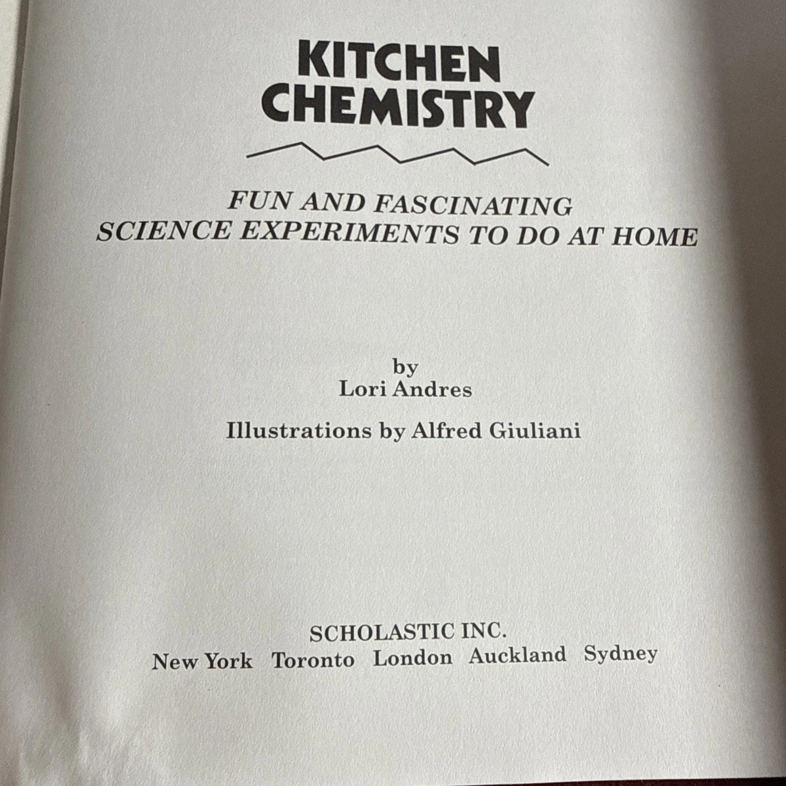 Kitchen Chemistry : Fun and Fascinating Science Experiments to Do at Home-Andres